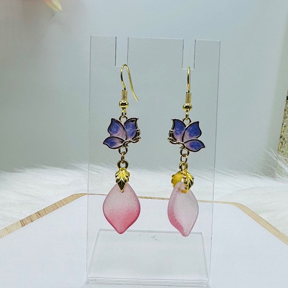Vintage-Inspired Butterfly Lotus Earrings - Picture 1 of 3